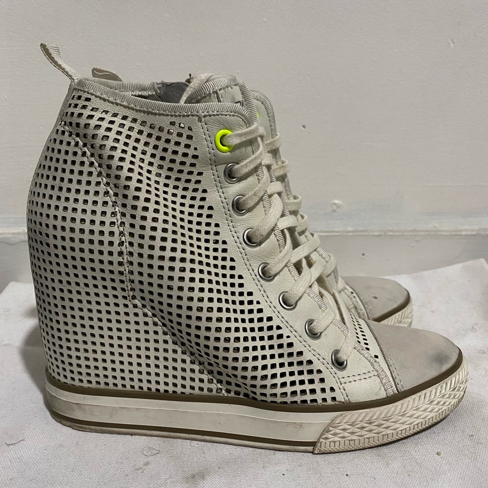 DKNY Wedge Sneaker, 7/37 1/5 EU Womens